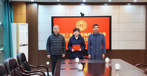 兩名女工患病，省上縣里都來慰問一一虹潤三重保障體系筑就員工幸福家