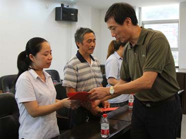 省總工會(huì)黨組書記、副主席陳震一行到順昌虹潤(rùn)精密儀器有限公司慰問困難職工